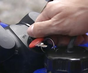 Sesso all'aperto su quad e sulla scalata pericolosa troia culo