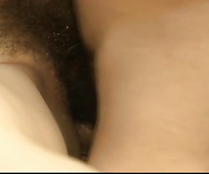 Petite sayaka tsuzi ottiene che figa pelosa accarezzato