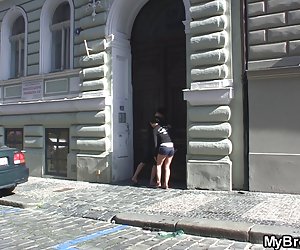 Egli scopre la fidanzata e amico barare
